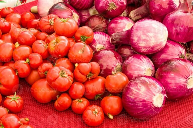 red-onions-and-tomatoes-at-the-market-photo-1024x681
