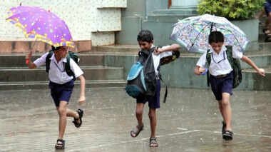 school-studenst-in-rain-112437025